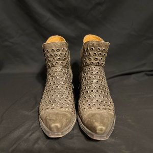 Old Gringo - These snip toe ankle boots are gray with silver grommets - 7.5B